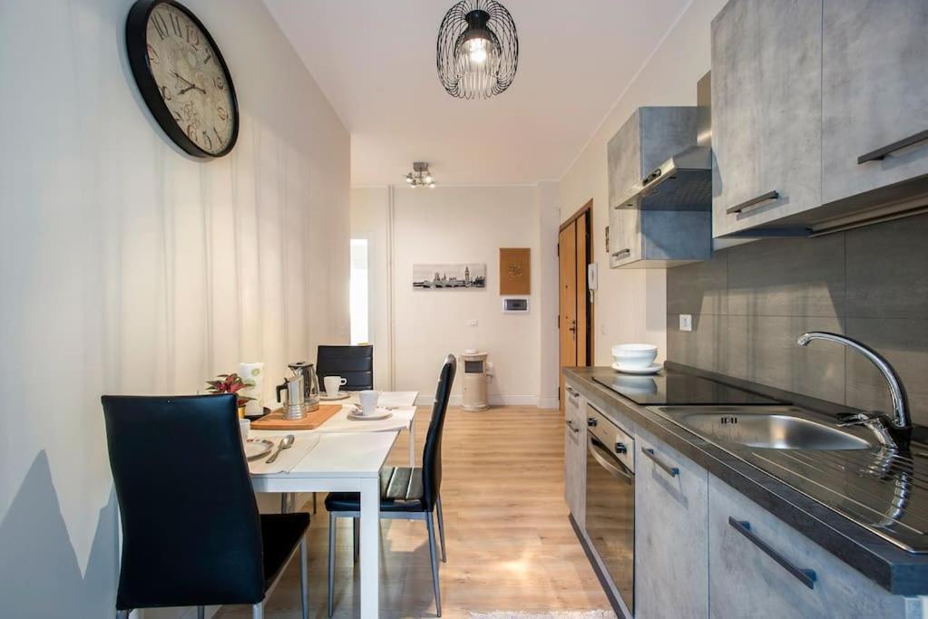 Moderno Tuscolana 2 Bdr And Living Metro A Lägenhet Rom