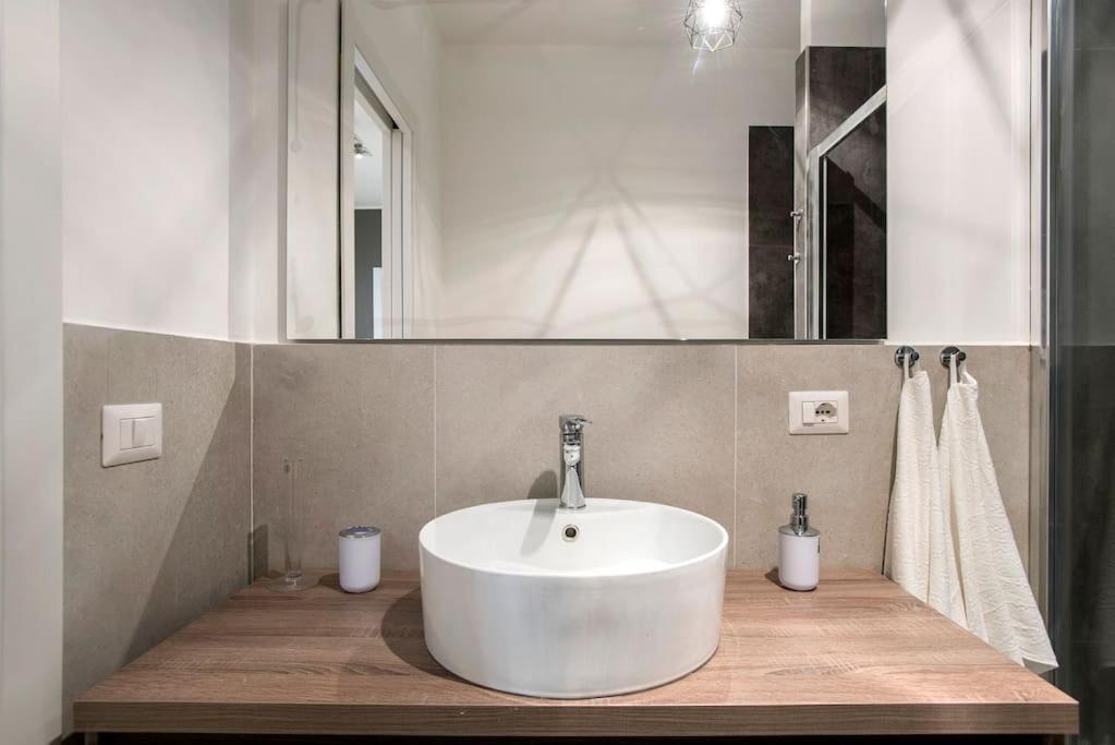 Moderno Tuscolana 2 Bdr And Living Metro A Rom