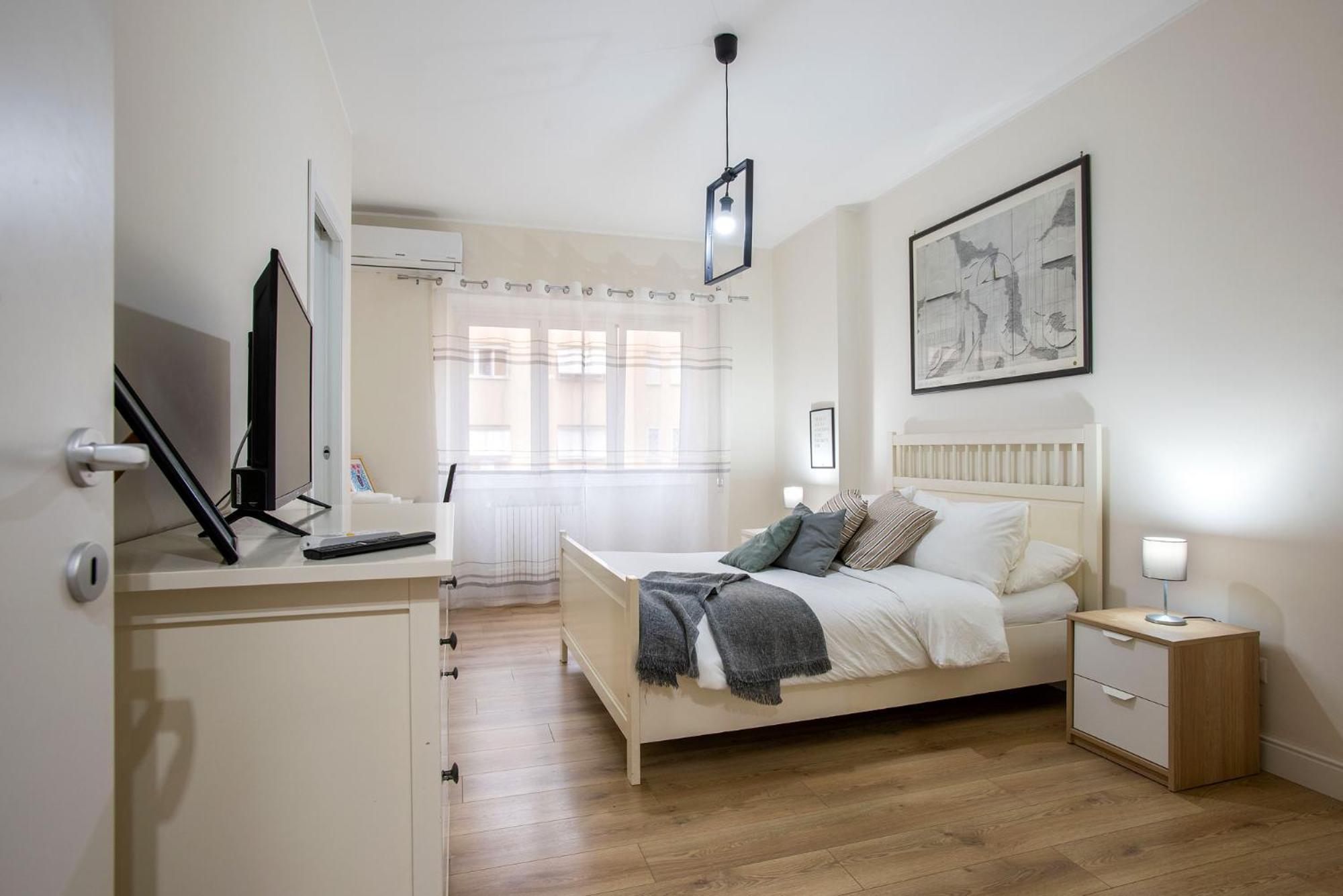 Moderno Tuscolana 2 Bdr And Living Metro A Rom